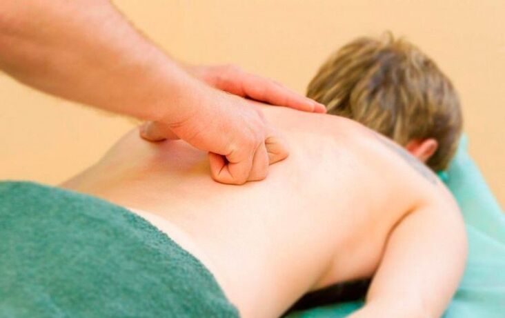 Carrying out a thoracic massage of the back in case of osteochondrosis
